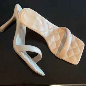 Miss Lola nude heels!